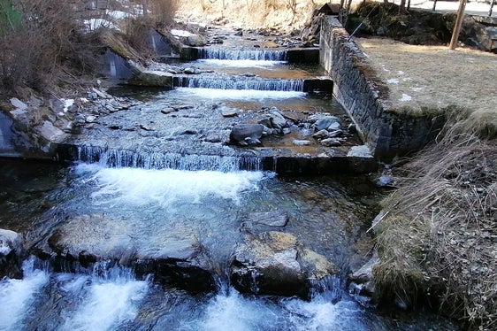 Vorher: Der Jaufentalerbach vor den Renaturierungsarbeiten (Foto: LPA/Landesamt für Wildbach- und Lawinenverbauung Nord)