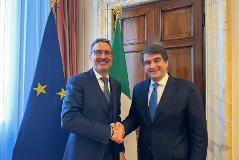 La stretta di mano tra il presidente della Provincia autonoma di Bolzano, Arno Kompatscher (a sinistra), e il ministro per gli Affari europei, il Sud, le Politiche di coesione e il PNRR, Raffaele Fitto. (Foto: ASP/Alexander Steiner)