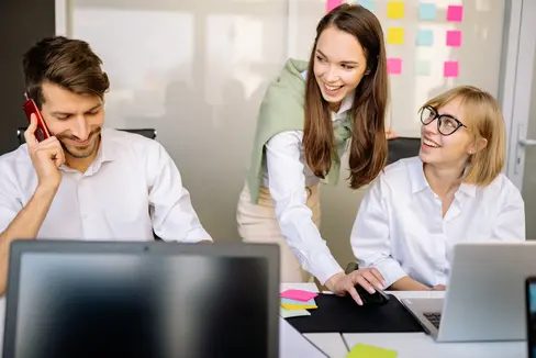 L'Amministrazione provinciale bandisce diversi concorsi per posti di lavoro a tempo indeterminato. Si cercano 43 collaboratrici o collaboratori amministrativi per l'Amministrazione provinciale, 33 per l'Amministrazione scolastica e 11 mediatori o mediatrici del lavoro per la Ripartizione Servizio Mercato del lavoro. (Foto: USP/Pexels/utilizzabile solo per la pubblicazione di questo comunicato)