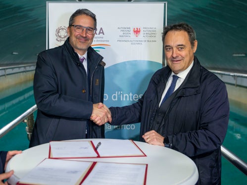 Stretta di mano tra il presidente della Provincia Kompatscher (nella foto a sinistra) e il presidente di Arera, Besseghini, dopo la firma sull'intesa che stabilisce le modalità di consultazione in materia di sistema idrico. (Foto: ASP/Fabio Brucculeri)