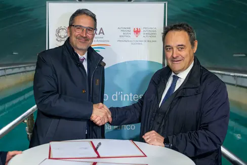Stretta di mano tra il presidente della Provincia Kompatscher (nella foto a sinistra) e il presidente di Arera, Besseghini, dopo la firma sull'intesa che stabilisce le modalità di consultazione in materia di sistema idrico. (Foto: ASP/Fabio Brucculeri)