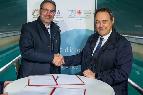 Stretta di mano tra il presidente della Provincia Kompatscher (nella foto a sinistra) e il presidente di Arera, Besseghini, dopo la firma sull'intesa che stabilisce le modalità di consultazione in materia di sistema idrico. (Foto: ASP/Fabio Brucculeri)