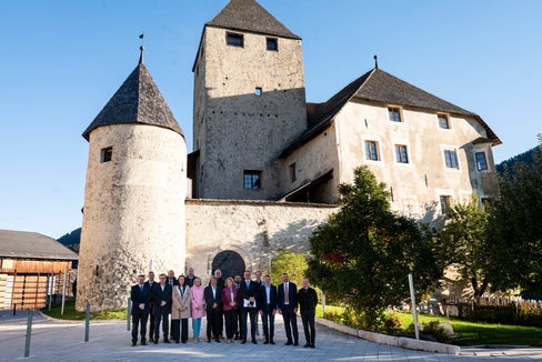 La seduta straordinaria della Giunta provinciale con i sindaci delle valli ladine dell'Alto Adige si è svolta presso il Museum Ladin di San Martino in Badia (da sinistra): Tobias Nocker (Selva di Val Gardena), Christian Pedevilla (Badia), Alber Pallfrader (Marebbe), Christoph Senoner (Santa Cristina Valgardena), l'assessora provinciale Ulli Mair, Giorgio Costabiei (San Martino in Badia), l'assessora provinciale Magdalena Amhof, l'assessore provinciale Hubert Messner, Tobia Moroder (Ortisei), l'assessora provinciale Rosmarie Pamer, Roman Crazzolara (Corvara), il presidente della Provincia Arno Kompatscher, Felix Nagler (La Valle), l'assessore provinciale Luis Walcher, l'assessore provinciale Daniel Alfreider e l'assessore provinciale Peter Brunner. (Foto: USP/Fabio Brucculeri).