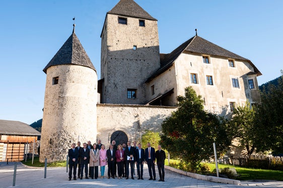 Die Sondersitzung der Landesregierung mit den Bürgermeistern der ladinischen Täler des Südtirols fand im Museum Ladin in St. Martin in Thurn statt (von links): Tobias Nocker (Wolkenstein), Christian Pedevilla (Abtei), Alber Pallfrader (Enneberg), Christoph Senoner (St. Christina), Landesrätin Ulli Mair, Giorgio Costabiei (St. Martin in Thurn), Landesrätin Magdalena Amhof, Landesrat Hubert Messner, Tobia Moroder (St. Ulrich), Landesrätin Rosmarie Pamer, Roman Crazzolara (Corvara), Landeshauptmann Arno Kompatscher, Felix Nagler (Wengen), Landesrat Luis Walcher, Landesrat Daniel Alfreider und Landesrat Peter Brunner. (Foto: LPA/Fabio Brucculeri)
