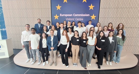 Ein Besuch bei der EU-Kommission darf im Rahmen der EuregioBrusselsSchool (im Bild Gruppenfoto im Sommer 2025) nicht fehlen. (Foto: Euregio/Michael Wolf)