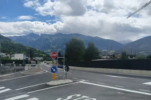 Sicherer und übersichtlicher präsentiert sich nun der Kreuzungsbereich bei der Südeinfahrt von Schluderns. (Foto: LPA/Ressort für Infrastrukturen und Mobilität)