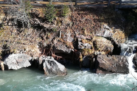 Vorher: Die über 50 Jahre alten Uferschutzbauten im Mittellauf des Sextnerbachs waren unterspült und somit funktionsunfähig. (Foto: LPA/Landesamt für Wildbach- und Lawinenverbauung Ost in der Agentur für Bevölkerungsschutz)