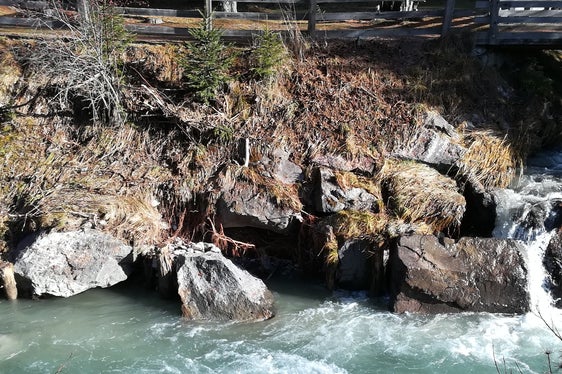 Vorher: Die über 50 Jahre alten Uferschutzbauten im Mittellauf des Sextnerbachs waren unterspült und somit funktionsunfähig. (Foto: LPA/Landesamt für Wildbach- und Lawinenverbauung Ost in der Agentur für Bevölkerungsschutz)