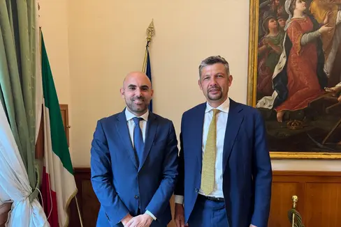 Infrastrukturen- und Mobilitätslandesrat Daniel Alfreider (r.) hat im italienischen Ministerium für Infrastruktur und Verkehr (MIT) in Rom Unterstaatssekretär Tullio Ferrante zu einem Gespräch über die Mobilität getroffen. Im Mittelpunkt stand die Mobilität in sensiblen Gebieten, vor allem in den Berggebieten in Südtirol. (Foto: LPA/Ressort für Infrastrukturen und Mobilität)