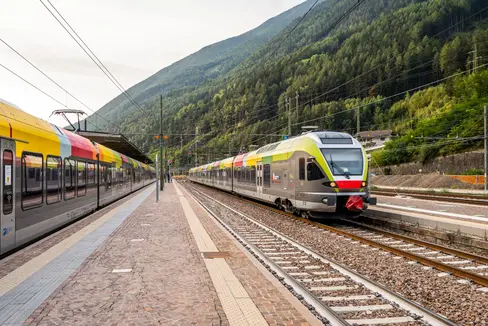 Die Pustertalbahn muss für Modernisierungs- und Instandhaltungsarbeiten vorübergehend gesperrt werden. Betroffen ist der Abschnitt Bruneck-Innichen von 30. März bis einschließlich 28. April und der Abschnitt Innichen-Lienz von 6. bis einschließlich 26. April. (Foto: LPA/Manuela Tessaro)
