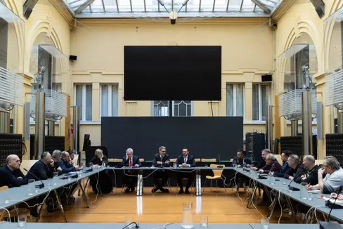 Am 13. Februar haben sich Vertretungen der Landesregierung und der Landesverwaltung mit Vertretungen der Gewerkschaften der Stahlproduktion getroffen, um über die Zukunft der Stahlwerke in Bozen zu diskutieren. (Foto: LPA/Lucia Rose Buffa)