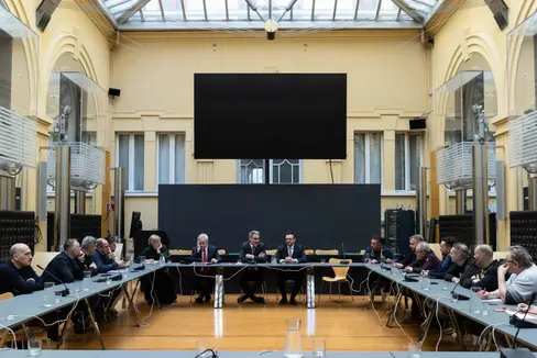 Am 13. Februar haben sich Vertretungen der Landesregierung und der Landesverwaltung mit Vertretungen der Gewerkschaften der Stahlproduktion getroffen, um über die Zukunft der Stahlwerke in Bozen zu diskutieren. (Foto: LPA/Lucia Rose Buffa)