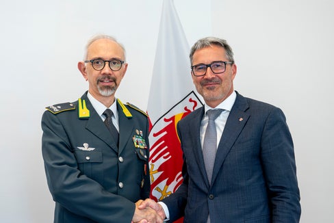 Antrittsbesuch des Regionalkommandanten der Finanzpolizei Carlo Levanti (links) bei Landeshauptmann Arno Kompatscher in dessen Büro im Landhaus in Bozen. (Foto: LPA/Fabio Brucculeri)