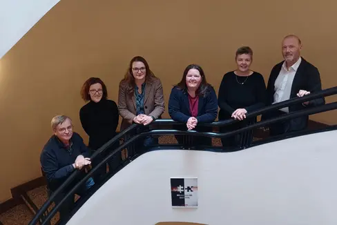 Das Amt für Bibliotheken und Lesen hat erfolgreich sich erfolgreich einem Qualitätsaudit gestellt: (im Bild v.l.) Markus Fritz und Verena Pernthaler vom Amt für Bibliotheken und Lesen, Auditorin Sonja Pircher, Amtsdirektorin Marion Gamper, Auditorin Christine Menghin und Abteilungsdirektor Volker Klotz. (Foto: LPA/Amt für Bibliotheken und Lesen)
