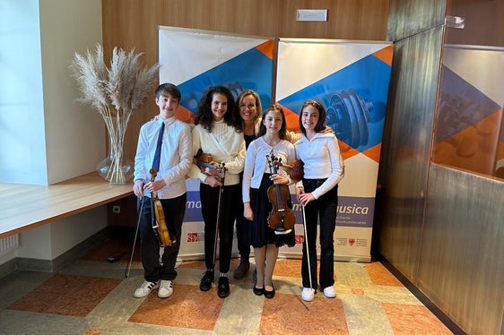 La Ensemble SuzuFriends della Scuola di Musica Antonio Vivaldi di Bolzano con l'insegnante Ilaria Miori (Foto: ASP/Direzione provinciale Scuola musicale)