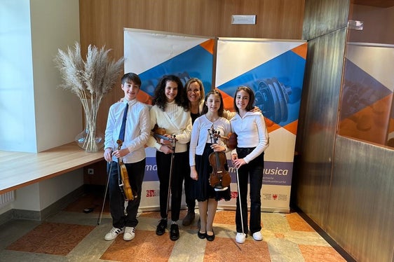 La Ensemble SuzuFriends della Scuola di Musica Antonio Vivaldi di Bolzano con l'insegnante Ilaria Miori (Foto: ASP/Direzione provinciale Scuola musicale)