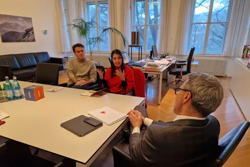 Im Gespräch mit Landeshauptmann Arno Kompatscher thematisierte die sh.asus zentrale Anliegen der Studierenden, darunter Hochschulbildung, Chancengleichheit und die Anerkennung von Studientiteln. Im Bild links der scheidende Vorsitzende Alexander von Walther, die neue Vorsitzende Neha Bhati und Landeshauptmann Arno Kompatscher. (Foto: LPA/Katharina Trocker)