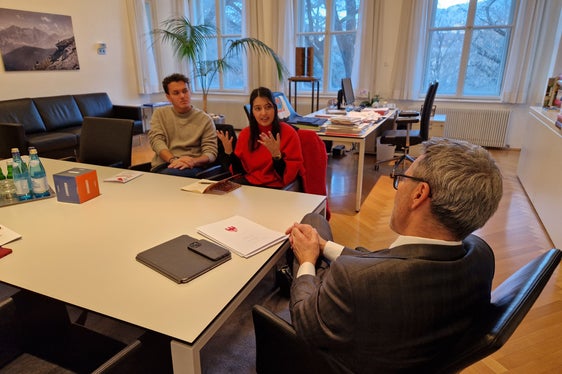 Im Gespräch mit Landeshauptmann Arno Kompatscher thematisierte die sh.asus zentrale Anliegen der Studierenden, darunter Hochschulbildung, Chancengleichheit und die Anerkennung von Studientiteln. Im Bild links der scheidende Vorsitzende Alexander von Walther, die neue Vorsitzende Neha Bhati und Landeshauptmann Arno Kompatscher. (Foto: LPA/Katharina Trocker)