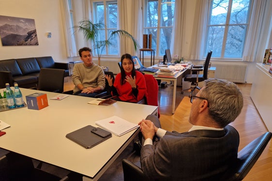 Im Gespräch mit Landeshauptmann Arno Kompatscher thematisierte die sh.asus zentrale Anliegen der Studierenden, darunter Hochschulbildung, Chancengleichheit und die Anerkennung von Studientiteln. Im Bild links der scheidende Vorsitzende Alexander von Walther, die neue Vorsitzende Neha Bhati und Landeshauptmann Arno Kompatscher. (Foto: LPA/Katharina Trocker)