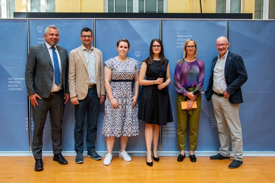 Teilten die gute Stimmung beim Praktikantentreffen: (v.l.) Generaldirektor Steiner, Günter Sölva, Direktor des Amtes für Personalentwicklung, die Landesmitarbeiterinnen Giulia Valerio und Margit Laimer, Praktikantin und Moderatorin Silvia Delucca sowie Maurizio Pacchiani, Direktor des Amtes für Personalaufnahme. (Foto: LPA/Fabio Brucculeri)