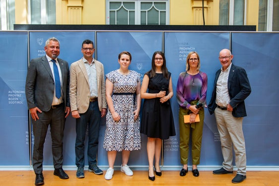 Da sinistra: il direttore generale Steiner, Günter Sölva, dell'Ufficio Sviluppo personale, le collaboratrici Giulia Valerio e Margit Laimer, la stagista e moderatrice Silvia Delucca e Maurizio Pacchiani, direttore dell'Ufficio Assunzioni. (Foto: ASP/Fabio Brucculeri)