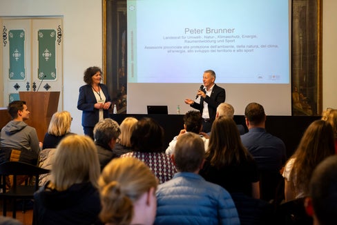 Landesrat Peter Brunner dankte allen Mitgliedern des ersten Südtiroler Klimabürgerrats für ihren Einsatz und kündigte eine intensive Beschäftigung der Landesregierung mit dem Abschlussdokument im Herbst an. (Foto: LPA/Fabio Brucculeri)
