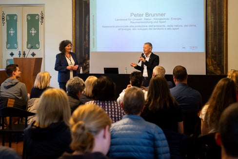 Landesrat Peter Brunner dankte allen Mitgliedern des ersten Südtiroler Klimabürgerrats für ihren Einsatz und kündigte eine intensive Beschäftigung der Landesregierung mit dem Abschlussdokument im Herbst an. (Foto: LPA/Fabio Brucculeri)
