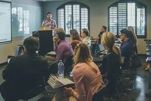 Die Bildung im Dorf steht im Mittelpunkt der diesjährigen Tage der Weiterbildung, die am 13. und 14. Mai in Klausen stattfinden. Bis zum 3. Mai kann man sich anmelden. (Foto: Unsplash)