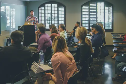 Die Bildung im Dorf steht im Mittelpunkt der diesjährigen Tage der Weiterbildung, die am 13. und 14. Mai in Klausen stattfinden. Bis zum 3. Mai kann man sich anmelden. (Foto: Unsplash)