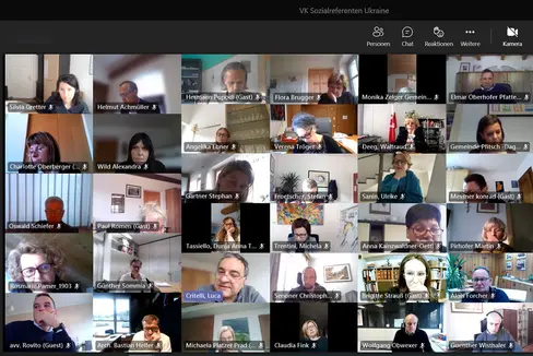 L'assessora Deeg ha discusso dell'attuale situazione dei rifugiati in un incontro con i rappresentanti dei Comuni. Le informazioni sull'argomento sono disponibili su www.provincia.bz.it/aiuti-ucraina (Foto: ASP)
