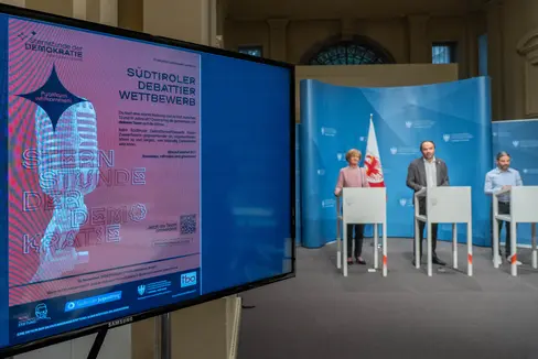Dare ai giovani uno spazio per il confronto e il dibattito: è questo l’obiettivo della prima gara di dibattito dell’Alto Adige “Sternstunden der Demokratie”. (Foto: USP/Greta Stuefer)