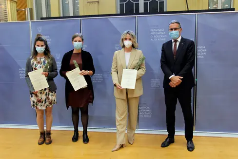 Stehen symbolisch für das Recht für junge Frauen auf Bildung: (v.l.) die Preisträgerinnen Rainer und Leimstädtner (gemeinsam 3. Preis) und Lucich (1. Preis) mit LH Kompatscher. Es fehlt: Daniela Gelsi (2. Preis). (Foto: LPA/Guido Steinegger)