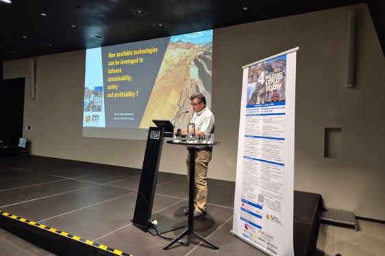 Venerdì 19 giugno, il NOI Techpark ha ospitato la quarta edizione del convegno internazionale Bolzano Explo, organizzato dall'Ufficio Geologia e prove materiali della Provincia autonoma di Bolzano in collaborazione con l'esplosivista di Trodena Giacomo Nardin e IDM. Nella foto il direttore dell'Ufficio Geologia Volkmar Mair. (Foto: USP/Gianluca Crocco)