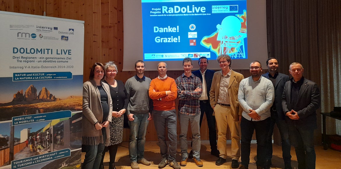 Bei der heutigen Abschlussveranstaltung des Interreg-Projektes RaDoLive: (v.l.) Carmen Turin, Gina Streit, Lukas Tüchler, Günther Geier, Christoph Mitterer, Josef Lang, Manfred Bauer, Fabian Gstir, Joachim Hofmann, Christoph von Ach (Foto: LPA/GRW Eisacktal/Wipptal)