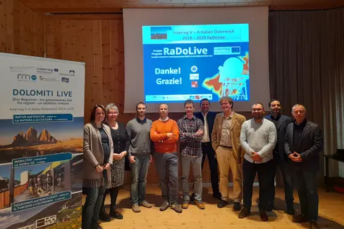I partecipanti del progetto Interreg RaDoLive - Location search for a new precipitation Radar in the Dolomiti Live Area”: nella foto (da sinistra) Carmen Turin, Gina Streit, Lukas Tüchler, Günther Geier, Christoph Mitterer, Josef Lang, Manfred Bauer, Fabian Gstir, Joachim Hofmann e Christoph von Ach (Foto: ASP/GRW Eisacktal/Wipptal)