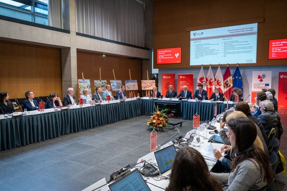 La seduta dell’Assemblea dell’Euregio a Innsbruck che ha approvato il bilancio economico di previsione dell’Euregio per il triennio 2027-2029. (Foto: Land Tirolo/Neuner)