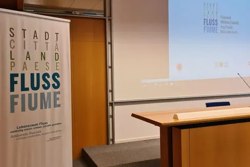 La protezione di Bressanone dalle piene e altre misure sono state presentate al pubblico nell’ambito del forum dell’area fluviale tenutosi presso il Seminario di Bressanone (Foto: ASP/Ufficio sistemazione bacini montani Nord)