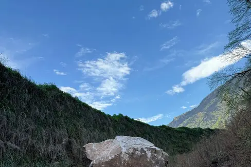 Priorità alla sicurezza. Il 1° aprile il vallo di protezione eretto contro la caduta massi a Bronzolo ha arrestato la corsa di un masso di circa 20 metri cubi. (Foto: USP/Ripartizione Infrastrutture della Provincia)
