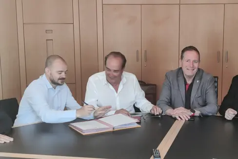 Da sinistra il direttore della Ripartizione Patrimonio Daniel Bedin, Hans Krapf, l'assessore provinciale all’Edilizia pubblica e Patrimonio Massimo Bessone e Dieter Knoll alla firma del Partenariato pubblico privato per la costruzione e la gestione del nuovo palazzo ai Piani di Bolzano (Foto: Ripartizione Patrimonio)