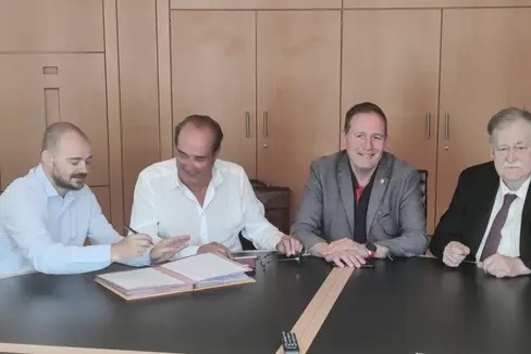 Da sinistra il direttore della Ripartizione Patrimonio Daniel Bedin, Hans Krapf, l'assessore provinciale all’Edilizia pubblica e Patrimonio Massimo Bessone e Dieter Knoll alla firma del Partenariato pubblico privato per la costruzione e la gestione del nuovo palazzo ai Piani di Bolzano (Foto: Ripartizione Patrimonio)