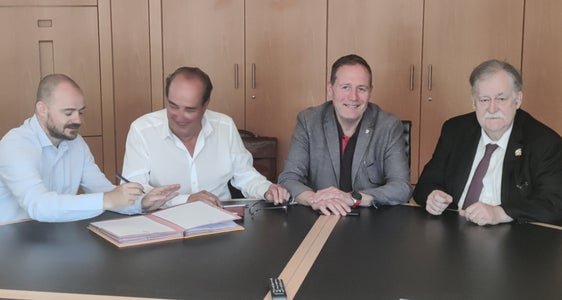 Bei der Unterzeichnung des öffentlich-privaten Partnerschaftsvertrags für das neue Landhaus: (v.l.) Daniel Bedin (Abteilungsdirektor Vermögensverwaltung), Hans Krapf, Landesrat Massimo Bessone und Dieter Knoll. (Foto: LPA/Landesabteilung Vermögensverwaltung)