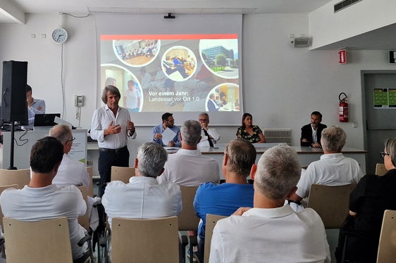 Durante i colloqui tra l’assessore provinciale alla alla Prevenzione sanitaria e salute Hubert Messner (in piedi), il direttore amministrativo dell’azienda sanitaria Luca Armanaschi, il direttore di dipartimento Michael Mayr, la direttrice comprensoriale Irene Pechlaner e il coordinatore sanitario Pierpaolo Bertoli (al tavolo, da sinistra) con le primarie e i primari del nosocomio meranese si è discusso anche di digitalizzazione, lavoro in rete e semplificazione. (Foto: USP /Angelika Schrott)