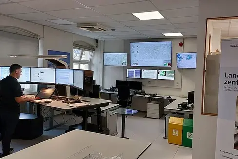 Sabato 4 ottobre, tra le 11.45 e le 13.15, il Centro di allerta e situazionale del Tirolo attiverà per due volte il sistema di allerta alla popolazione AT-alert, il cui segnale potrà essere ricevuto anche in Alto Adige. (Foto: USP/Centro Situazionale Land Tirolo)