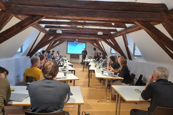 35 i partecipanti, alla Casa della Pesa a Bolzano, all'incontro internazionale dei collaboratori dei servizi di prevenzione valanghe di Alto Adige, Svizzera, Austria e Baviera. (Foto: USP/Maja Clara)