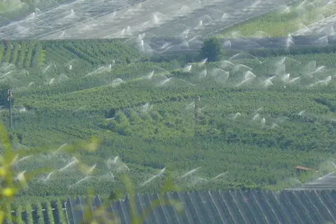 Un'immagine del sistema di irrigazione di grandi superfici in Alto Adige (Foto: ASP/Ufficio Gestione sostenibile delle risorse idriche)