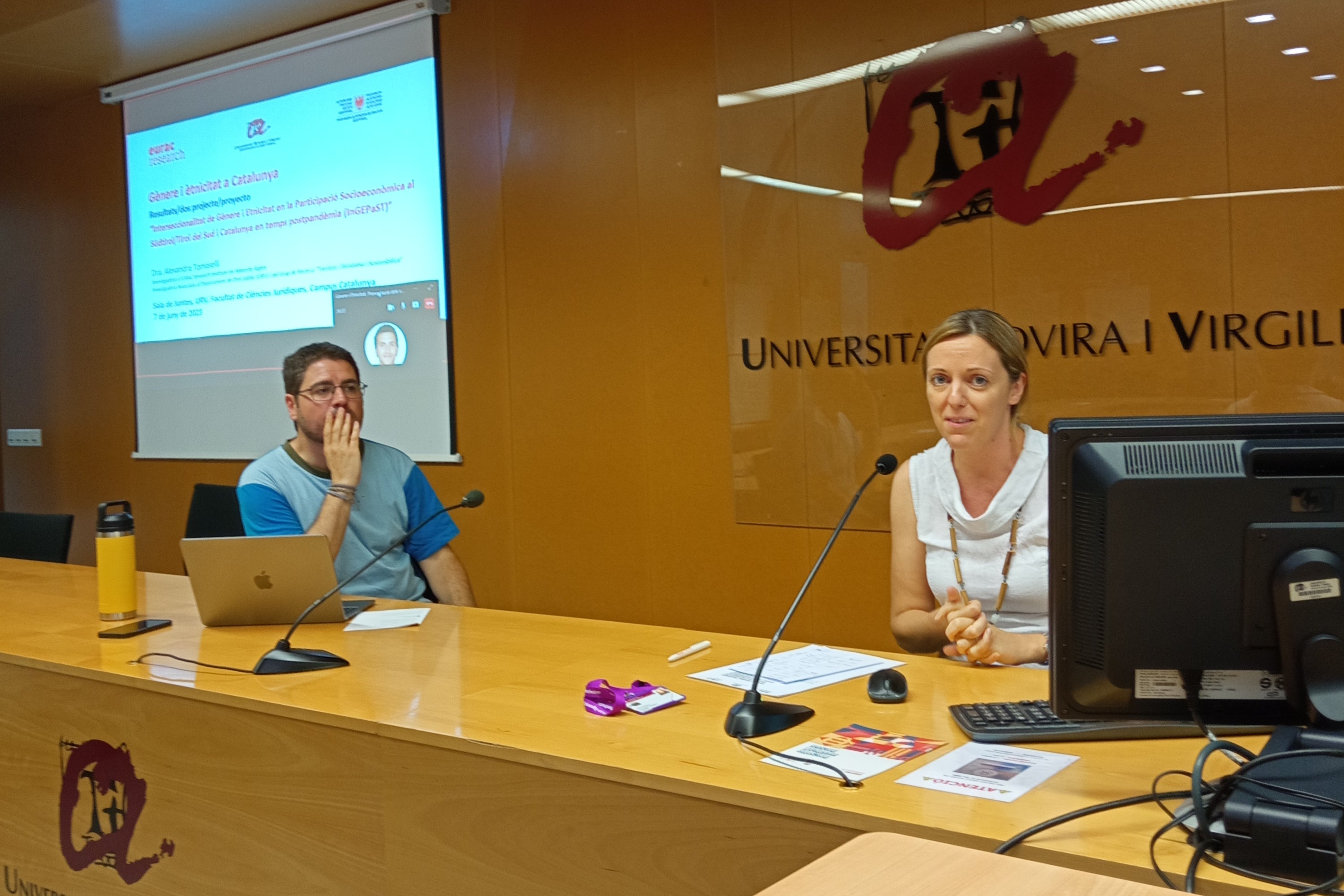 Alexandra Tomaselli, ricercatrice senior presso l'Istituto sui Diritti delle minoranze di Eurac Research, nell'ambito del bando 2021 ha svolto un progetto come outgoing researcher in Spagna presso la Universitat Rovira i Virgili. Gli enti di ricerca locali che intendono partecipare al bando possono presentare domande di progetto entro il 12 giugno 2025. (Foto: Alexandra Tomaselli)