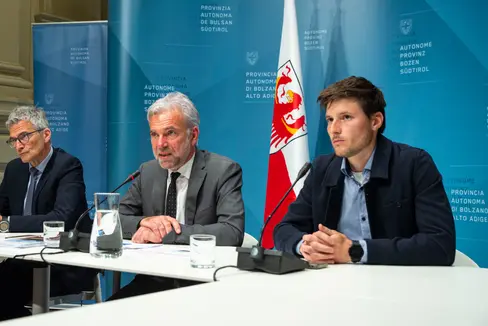 Da sinistra il direttore della Ripartizione Foreste Günther Unterthiner, l'assessore provinciale Arnold Schuler e Dominik Trenkwalder, biologo della fauna selvatica presso l'Ufficio Caccia e pesca (Foto: ASP/Fabio Brucculeri)