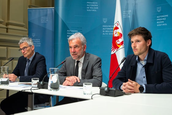 Abteilungsdirektor Günther Unterthiner, Landesrat Arnold Schuler und Wildbiologe Dominik Trenkwalder (v.l.): Gemeinsame Anstrengungen, um Problembären entnehmen zu dürfen und eine Regulierung des Großraubwilds umsetzen zu dürfen. (Foto: LPA/Fabio Brucculeri)