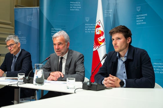 Abteilungsdirektor Günther Unterthiner, Landesrat Arnold Schuler und Wildbiologe Dominik Trenkwalder (v.l.): Gemeinsame Anstrengungen, um Problembären entnehmen zu dürfen und eine Regulierung des Großraubwilds umsetzen zu dürfen. (Foto: LPA/Fabio Brucculeri)