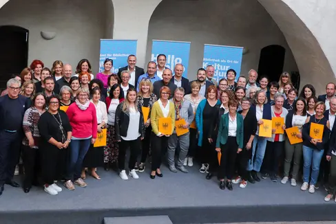 Die Bibliotheksarbeit im Brennpunkt: Leitende und Mitarbeitende von Bibliotheken mit Landesrat Philipp Achammer (3. v. r.) bei der Feier zur Verleihung der Qualitätsnachweise an 33 neu auditierte Bibliotheken. (Foto: LPA/Amt für Bibliotheken und Lesen)